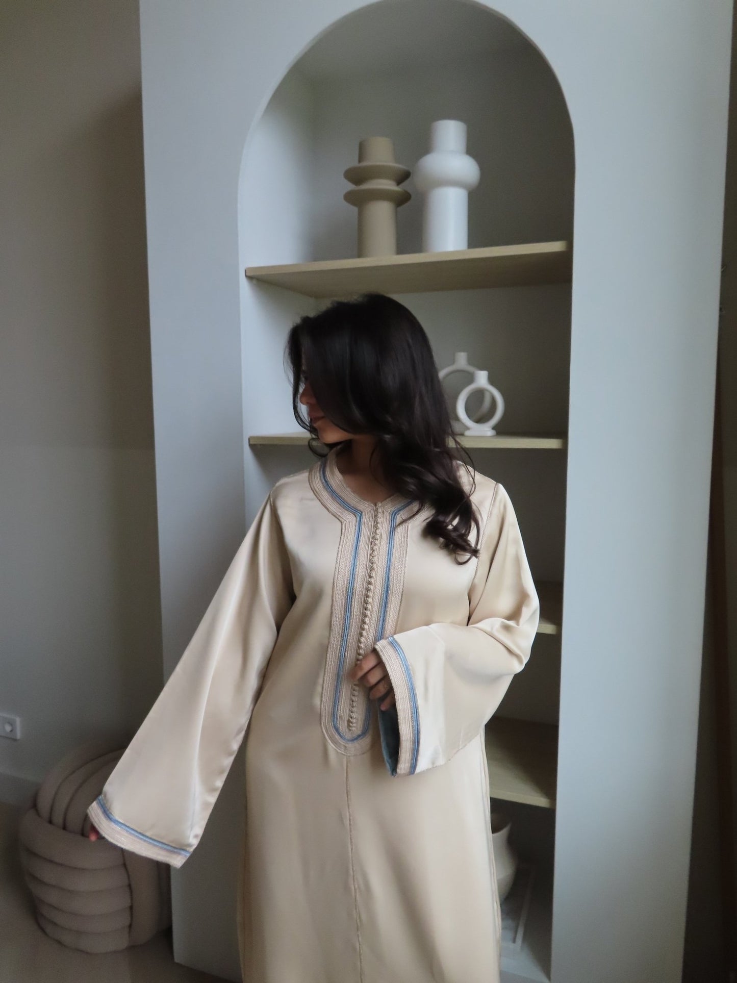 Qaftan Inés – Beige x Blue Edition