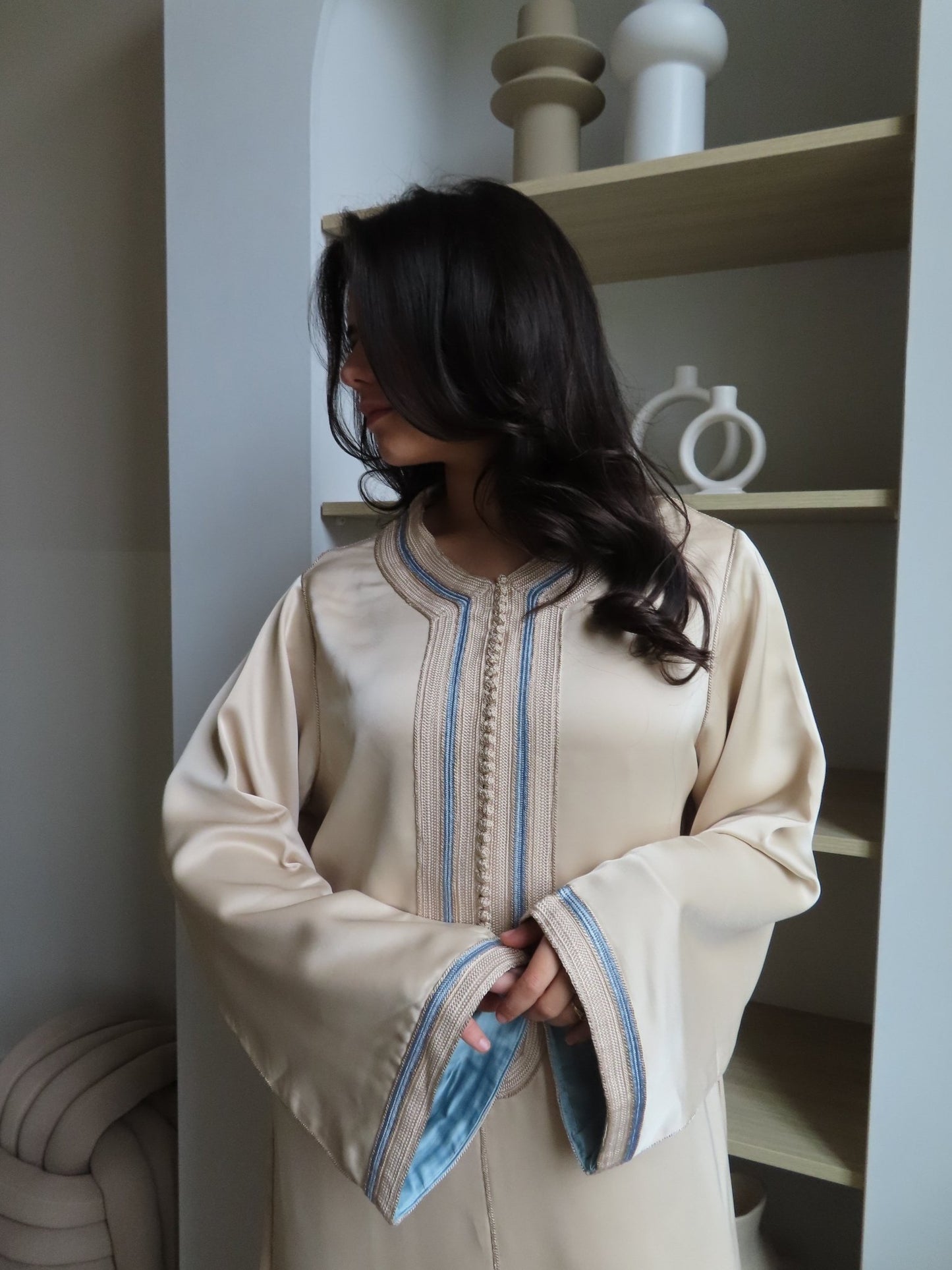 Qaftan Inés – Beige x Blue Edition