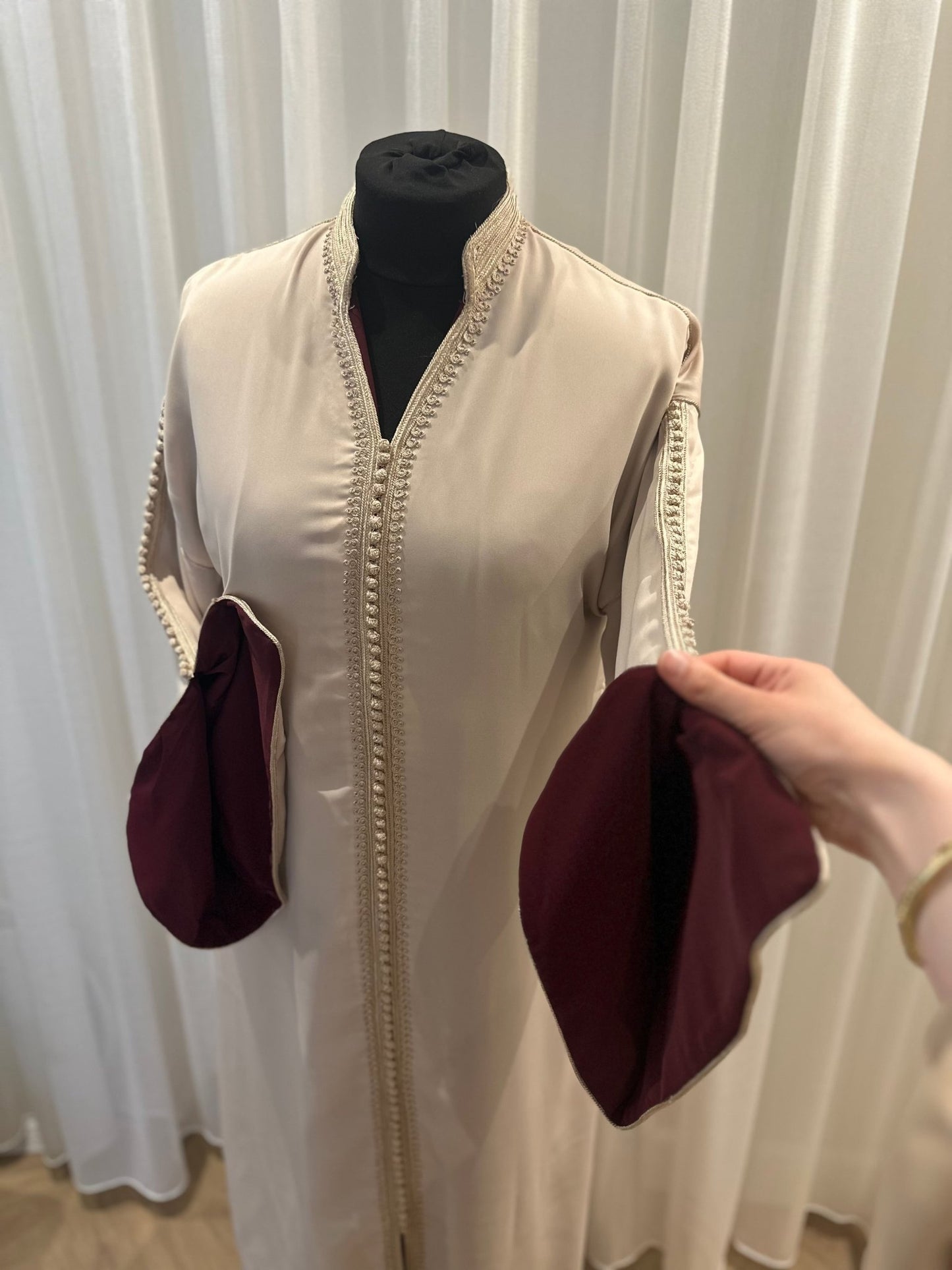 Qaftan Inés – Beige x Bordeaux