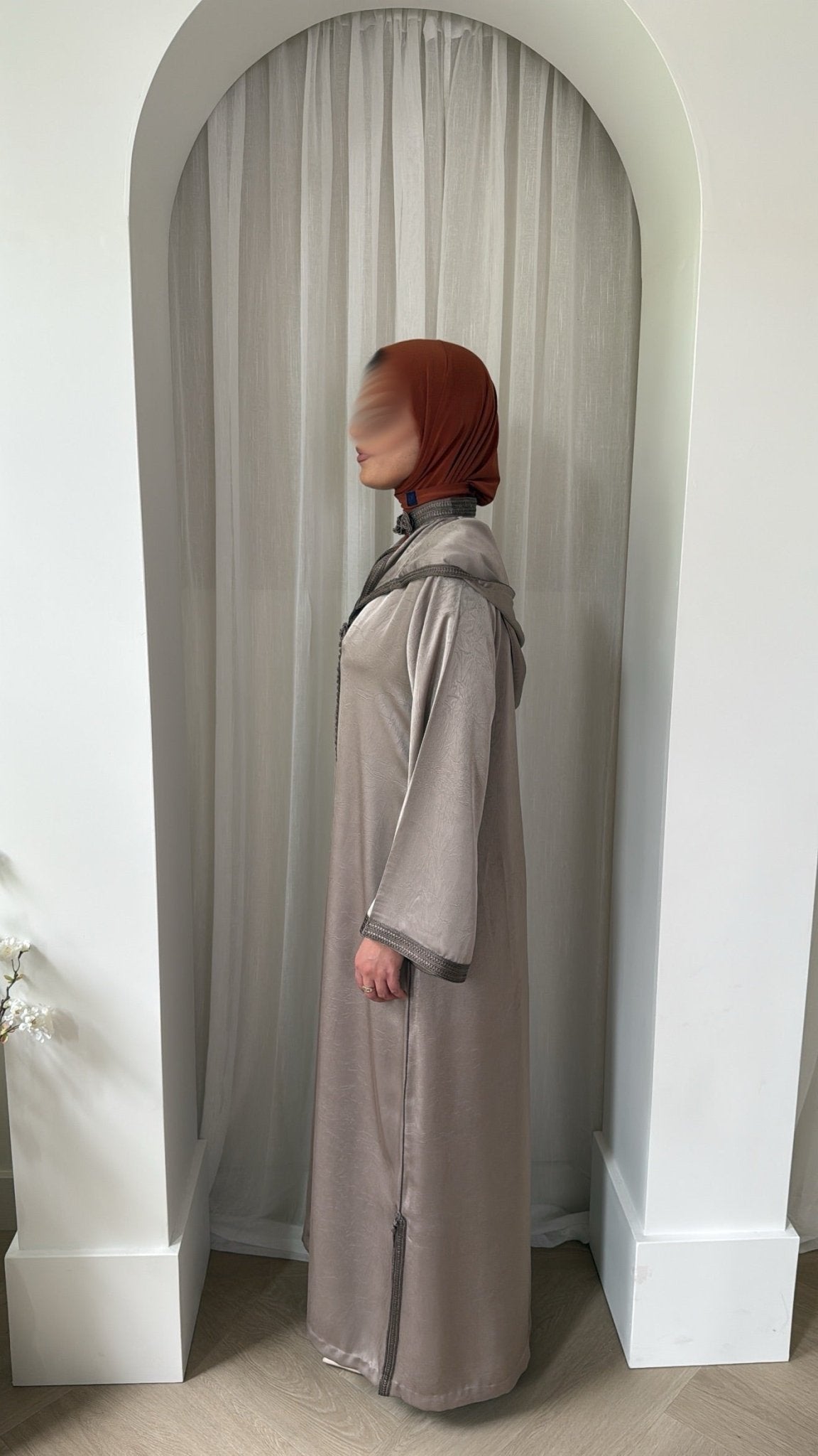 Nooré Two-Piece Jellaba – Jacquard Satin x Taupe