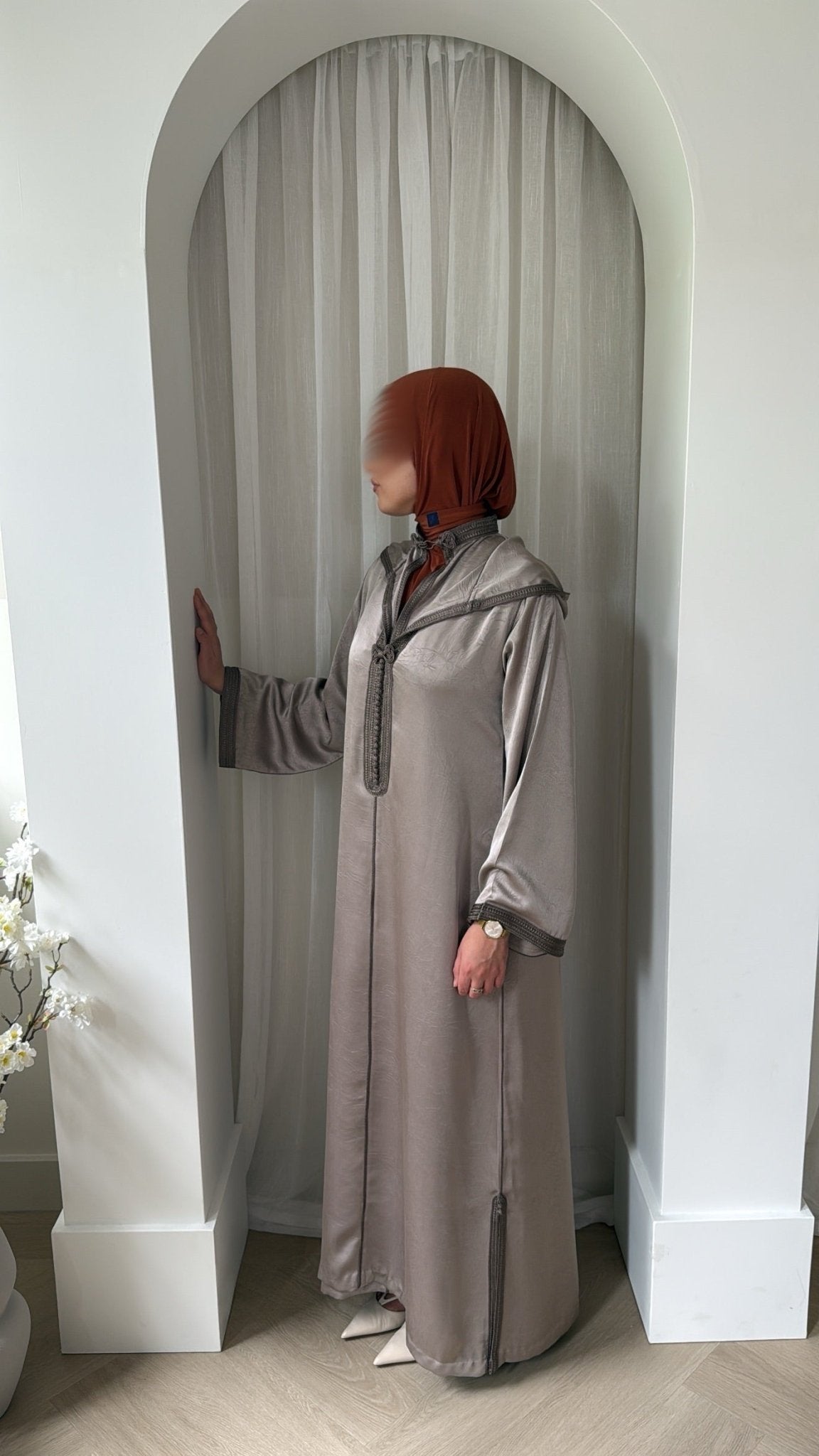 Nooré Two-Piece Jellaba – Jacquard Satin x Taupe