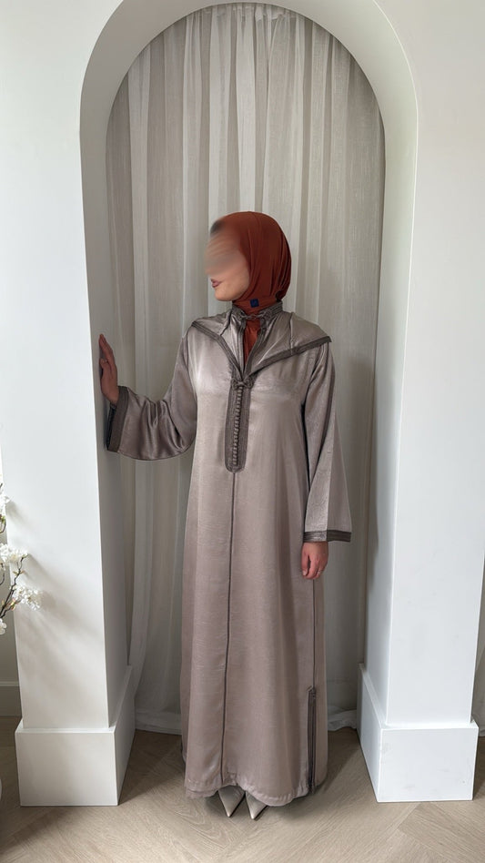 Nooré Two-Piece Jellaba – Jacquard Satin x Taupe