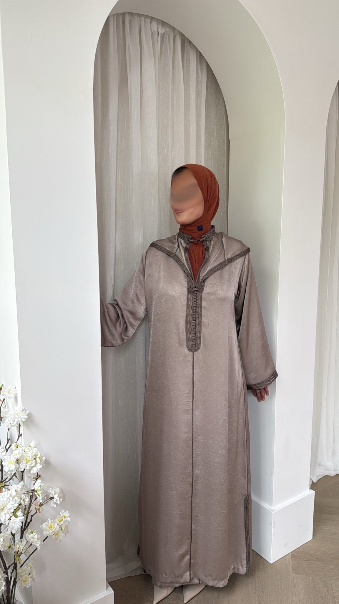 Nooré Two-Piece Jellaba – Jacquard Satin x Taupe